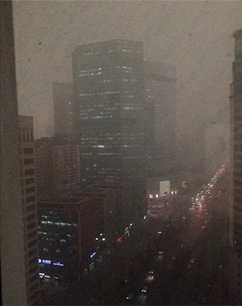 雾霾中的成都街景。（图片来源：成都市民。拍摄时间：2015年12月31日）