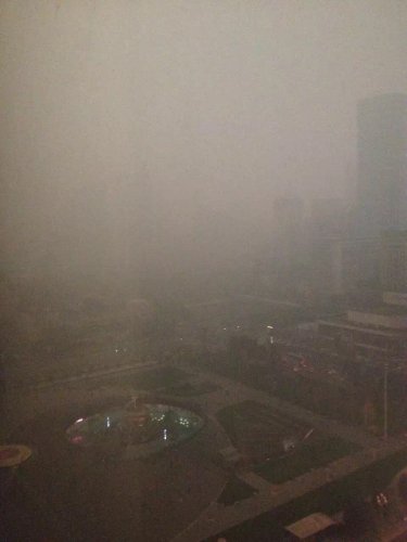 12月31日下午3点过，雾霾中的成都天府广场。（图片来源：成都市民。拍摄时间：2015年12月31日）