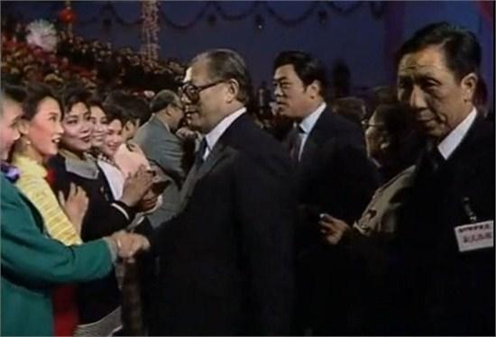 1990年春晚宋、江握手照片，二人眼神被指“泄露机关”（网络图片）