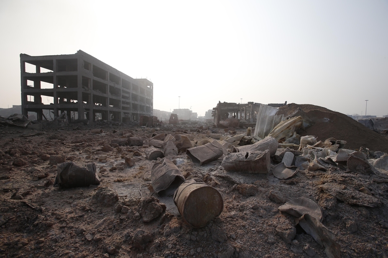 去年8月12日发生天津港大爆炸，日前中共国务院调查组公布调查报告，称其是一起“特别重大生产安全责任事故”。天津市有5名省部级官员被处分。图为2015年8月15日，天津大爆炸事故现场。(STR/AFP/Getty Images)
