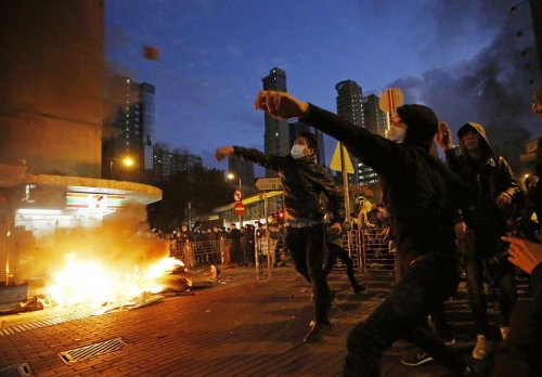 香港警方与抗议者在旺角发生冲突。事件导致125人受伤，62人被捕。（网络图片）