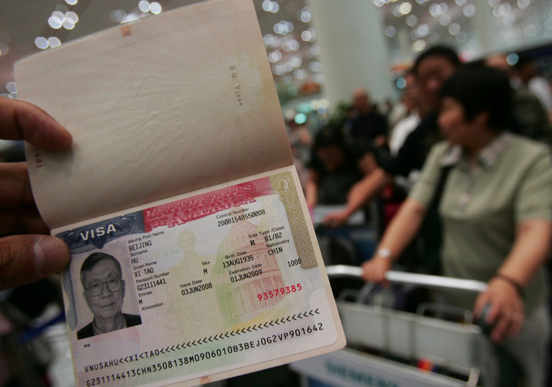 中国护照可以免签证进入其他国家，在全球排名极低。图为中国护照。（China Photos/Getty Images）