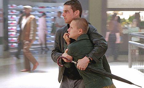 电影中场景，汤姆·克鲁斯饰演的角色是能够预见未来的人。(网络图片)