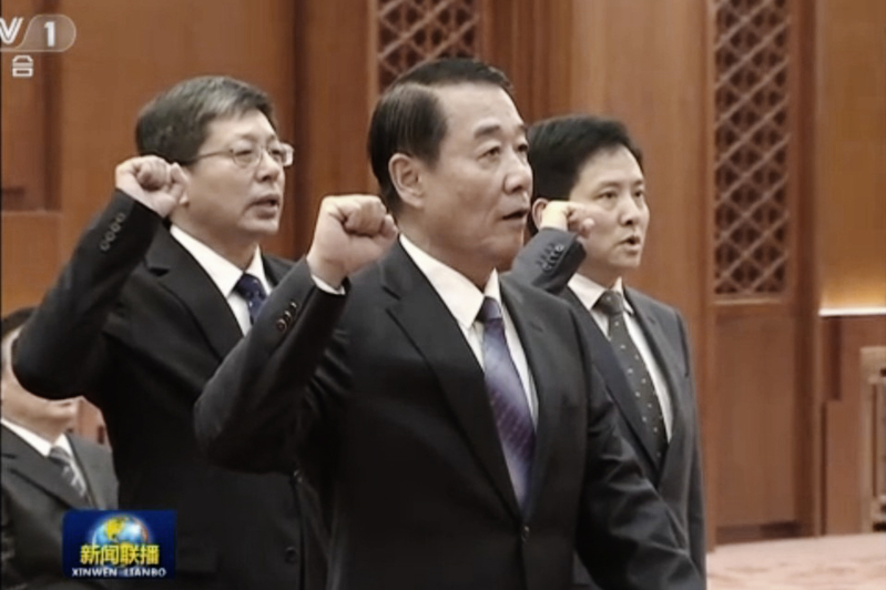 2月26日，刘源出任中共全国人大财经委副主任委员，并在就职时向宪法宣誓。（视频截图）