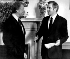 美国总统卡特和副总统蒙代尔在总统办公室（1977年5月24日）