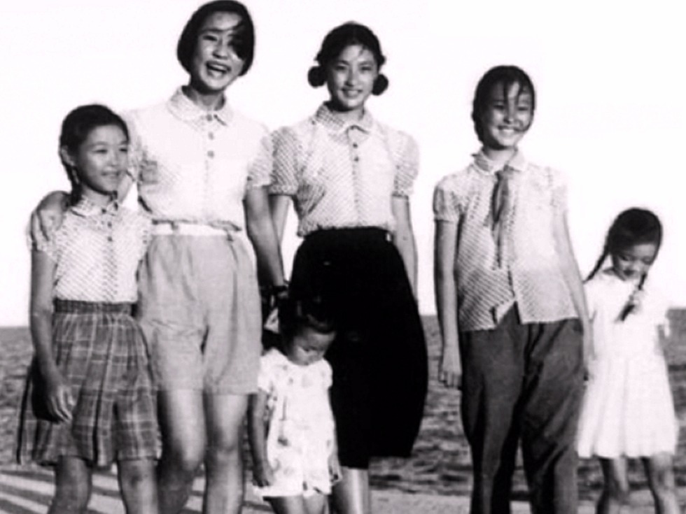 上世纪60代初，国民革命军上将、前全国人大副委员长程潜的六个女儿在海边合影。左起：程欣（四女）、程瑜（二女）、程玉（小女）、程熙（长女）、程文（三女）、程丹（五女）