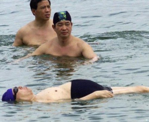 江泽民在死海游泳。（网络图片）