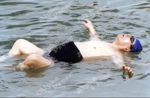 江泽民在死海游泳。（网络图片）