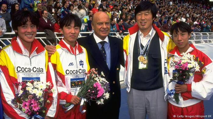 王军霞（左二）和马家军队友及教练马俊仁在1993年西班牙举行的世界杯马拉松赛中获个人和团体冠军