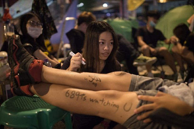 在腿上也写上民主诉求的香港学生。（AFP/资料图）