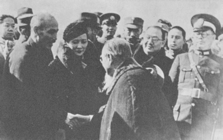图为西安事变解决后，蒋介石和宋美龄返回南京，国民政府主席林森接机。（网络图片）