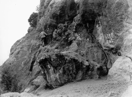 图为西安事变中蒋介石被扣留的山崖，山崖上留下了国民党军政人员书写的“蒋委员长蒙难处”。（网络图片）