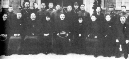 图为西安事变后，蒋介石返回南京，与西安蒙难扈从军政人员合影。（网络图片）