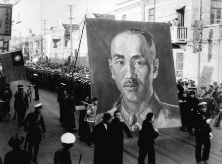 图为西安事变和平解决后，民众抬着蒋介石的画像游行庆祝。（网络图片）