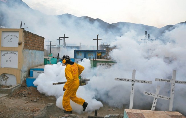 图为秘鲁卫生当局一日派员到首都利马郊区的公墓消毒，预防兹卡病毒扩散。Getty Images