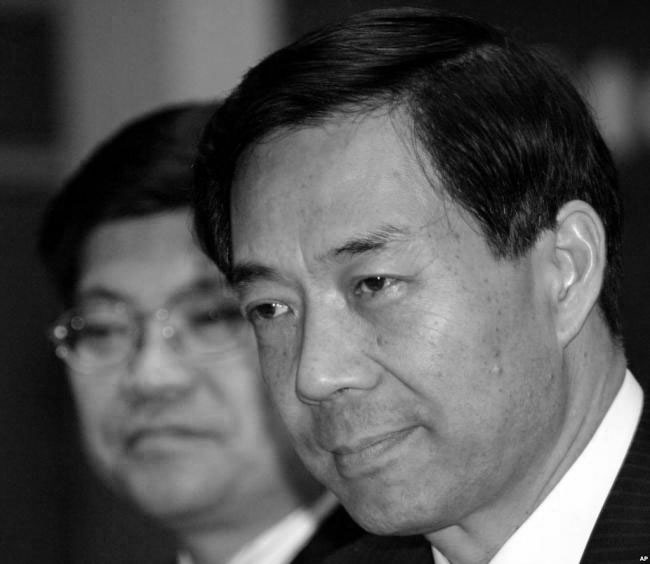 2005年6月，中共驻韩国大使李滨（后）和时任中共商务部长薄熙来在韩国。（网络图片）