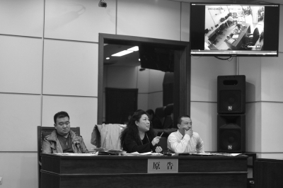 赵某（左）和代理人出庭。监控中显示，去年5月1日章某在公司内。京华时报记者 赵思衡 摄