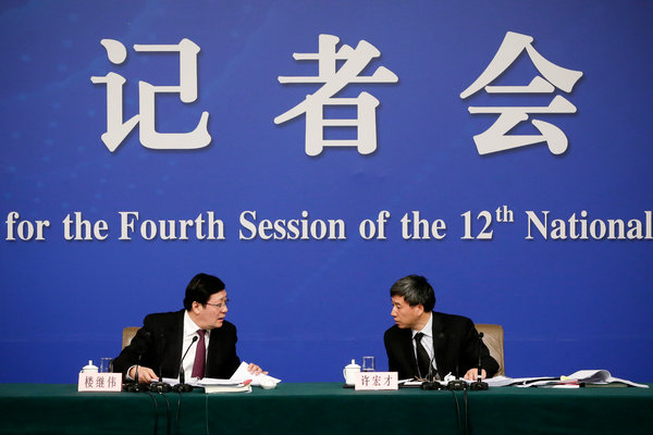周一，中国财政部长楼继伟（左）和部长助理许宏才出席新闻发布会。（网络资料图片）