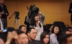 3月11日举行中共两会记者会，一名澎湃新闻女记者提问，“中共党务系统的财政预算何时才能公开？”引起外界讨论。（网络图片）