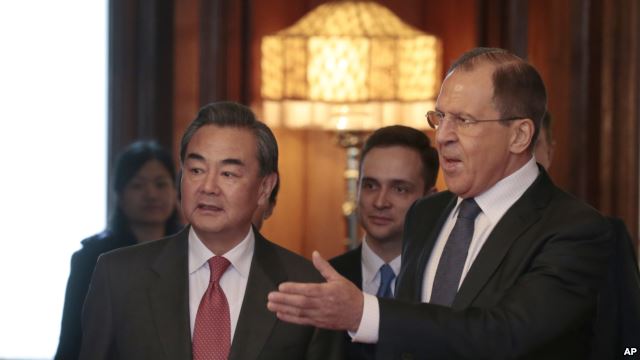 王毅(左）和俄罗斯外长拉夫罗夫在莫斯科举行会晤