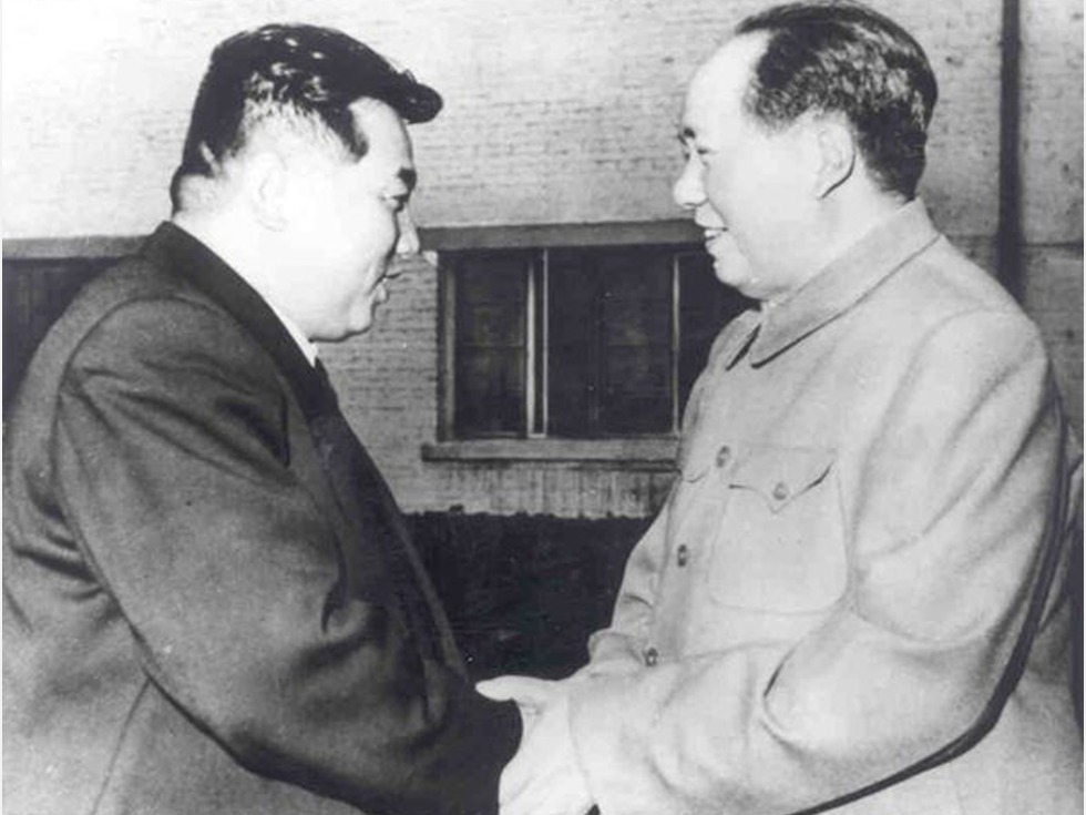 金日成与毛泽东的合影(图片来源：人民日报）