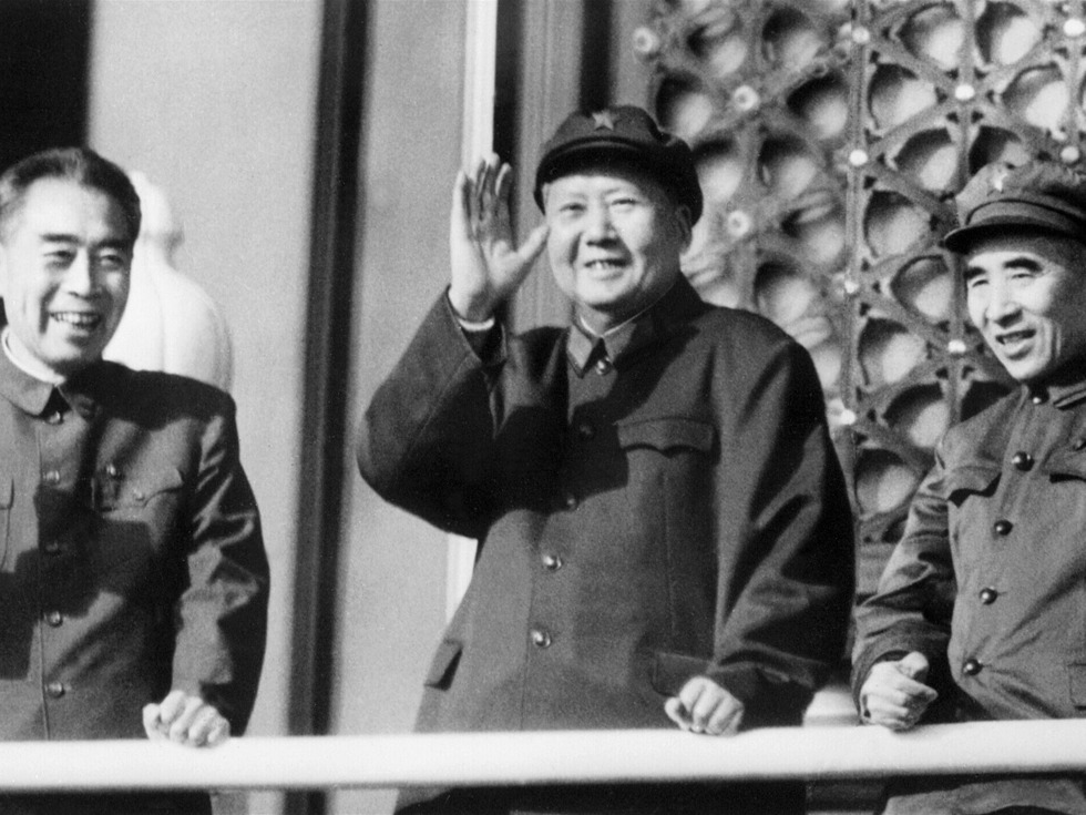 1967年10月3日，周恩来、林彪陪同毛泽东登上天安门城楼。
