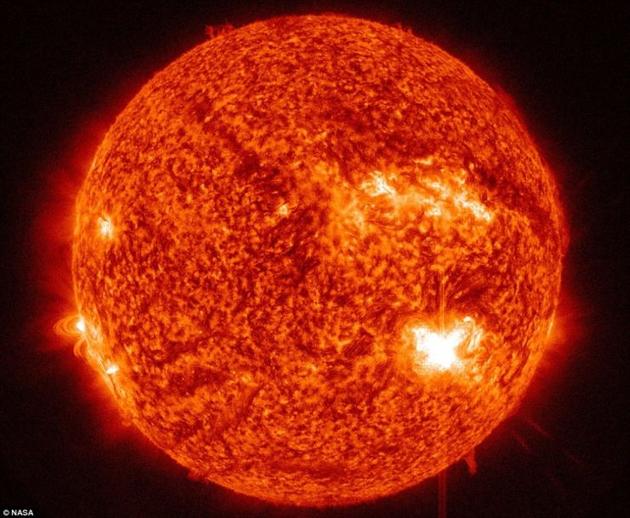 太阳表面巨大冕环细节照资料图片