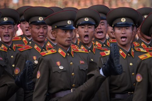 2015年10月10日，朝鲜士兵在平壤金日成广场参加庆祝其执政的劳动党70周年大规模阅兵活动。（图片来源：Getty Images）