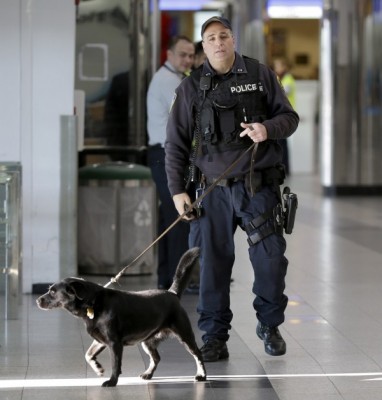 比利时警方近日疲于奔命，尽全力防范恐攻。（美联社）