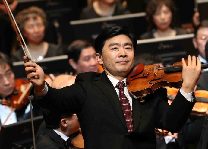深圳市委书记王荣表演小提琴独奏《沉思》。