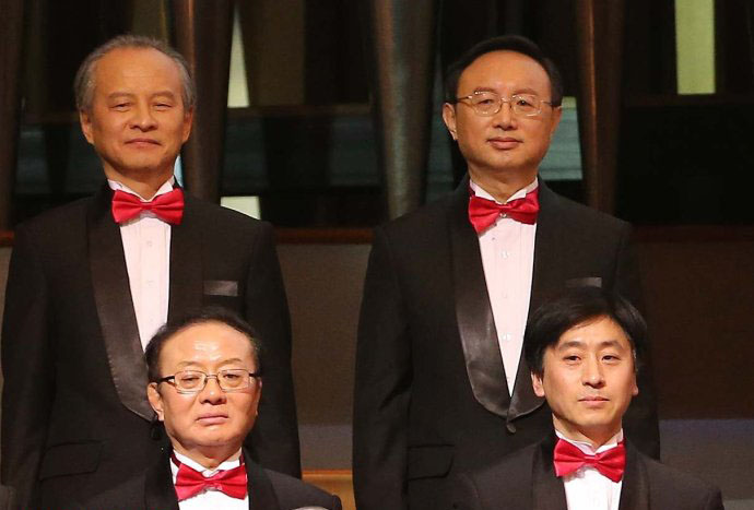 外交部长杨洁篪(后排右一)参与大合唱。