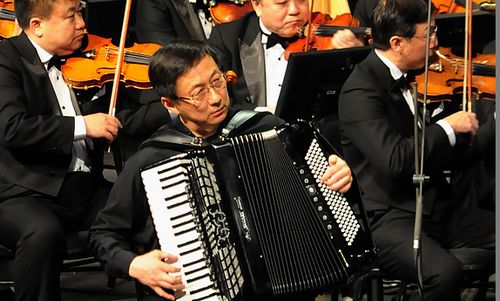 2012年11月底在上海大剧院的演出，市长韩正弹奏手风琴的相片