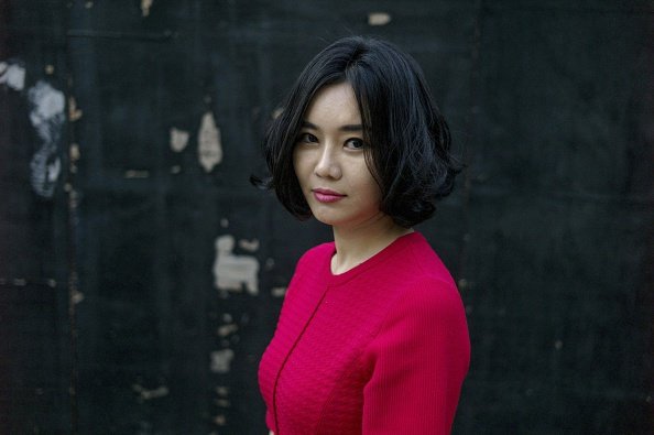 2016年3月26日，现居韩国的脱北者李晛瑞，到北京参加书展活动，推销其作品《拥有七个名字的女孩》。图为李晛瑞现场照片。 （网络图片 ）
