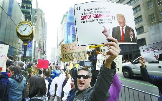 3月16日，美国民众在纽约川普大楼前举行抗议，反对他参选。