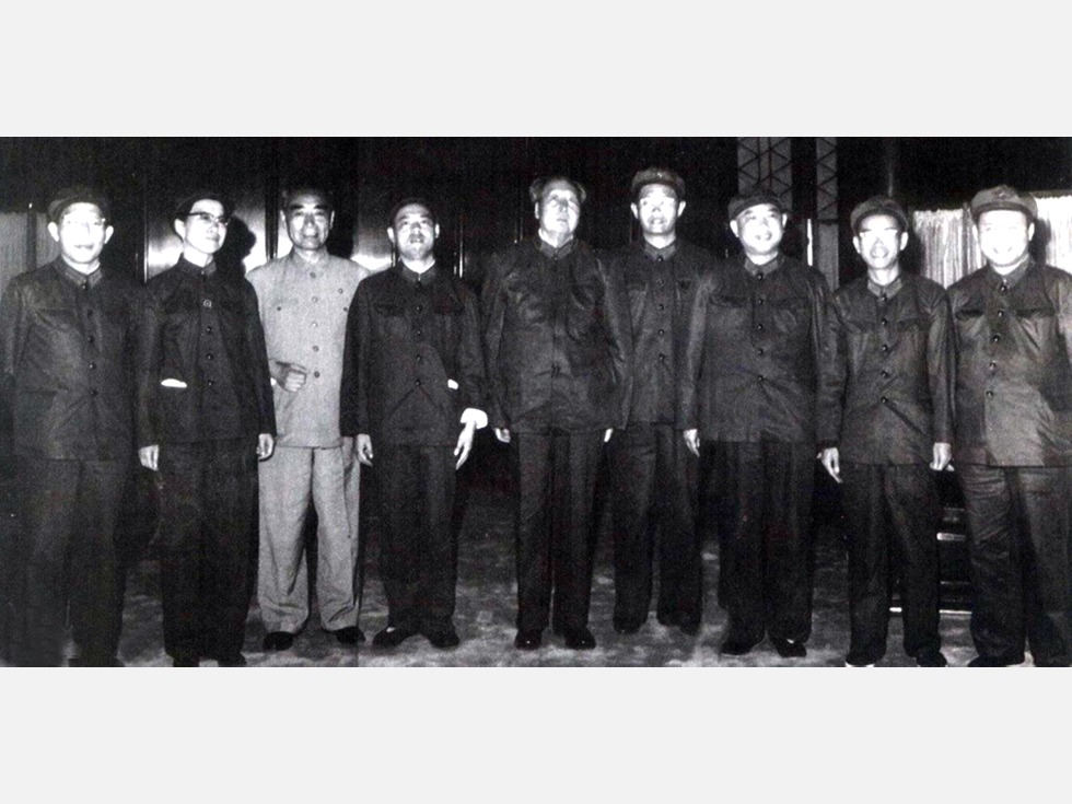 1966年9月15日，毛泽东与张春桥、江青、周恩来、姚文元、戚本禹、王力、关锋、穆欣（从左至右）合影（图源：中国共产党新闻网）