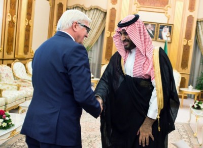 沙乌地阿拉伯副王储沙尔曼（右）指出，只要伊朗与其他生产国同意采取相同行动，才会同意冻产。（欧新社）