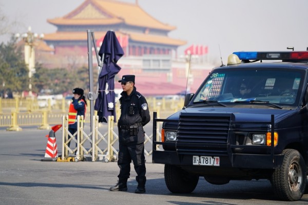 两会期间北京保安系统升级，中国各地从机场到车站，从地面到地下，遍布北京各个角落的安保防护网，并非要防恐怖分子，而是访民。图为2016年03月02日，北京天安门广场一名特警站在警车前。（李三弦/CFP）