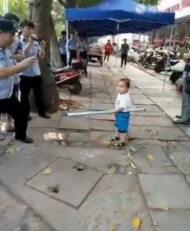 “小孩持钢管对抗城管”的视频截图（网路图片）
