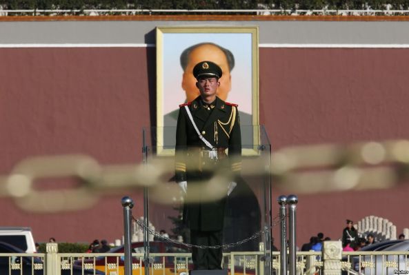 （中国武警站在天安门上毛泽东像的前面与拦路的锁链后面。REUTERS）
