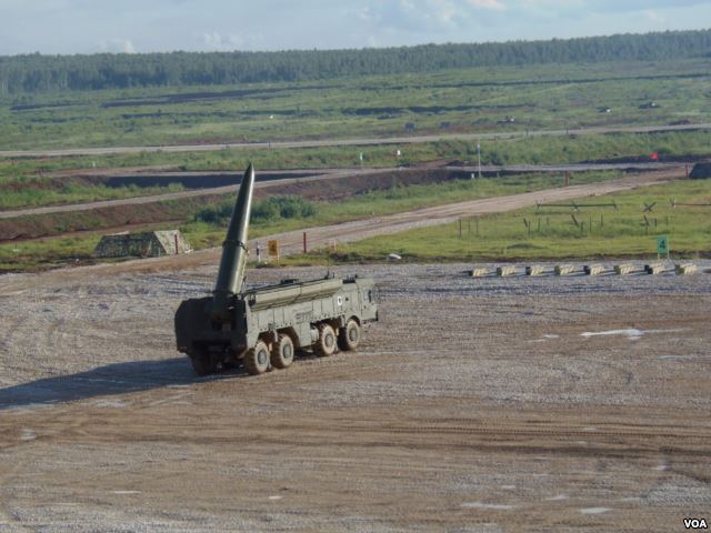 “伊斯康德尔”式战术导弹在莫斯科郊外的一次武器展中表演。