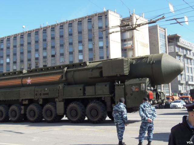 去年5月莫斯科红场阅兵前夕彩排时展示的“雅尔斯”战略导弹。