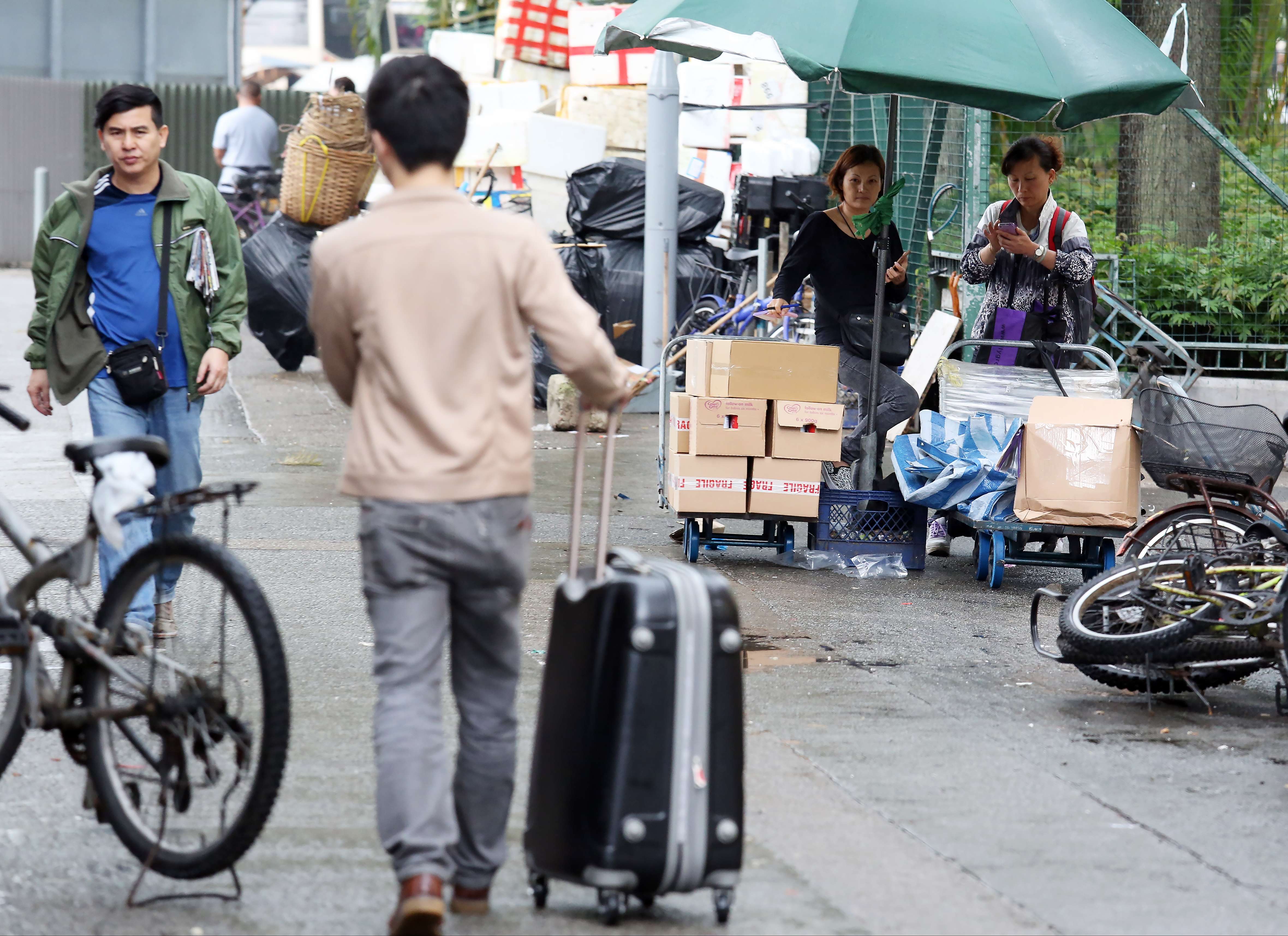 Suspected illegal goods trading activities is seen at the Sheung Shui. Large numbers of people send goods across the borders between Hong Kong and China. 15APR16 SCMP/ Nora Tam