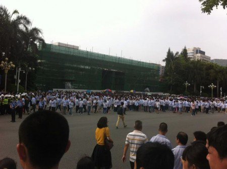 自4月28日起，数千员工前往龙岗区政府维权，但一度与警察发生冲突，多名员工被抓捕。 (网络图片)