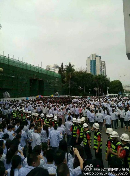 自4月28日起，数千员工前往龙岗区政府维权，但一度与警察发生冲突，多名员工被抓捕。 (网络图片)