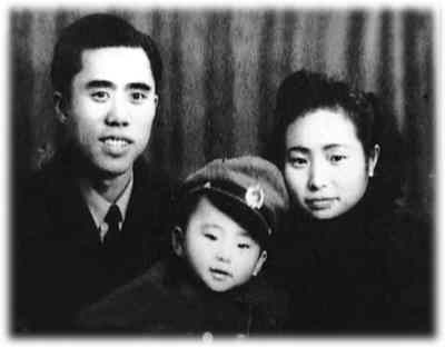 江姐一家三口的全家福，摄于1947年9月。