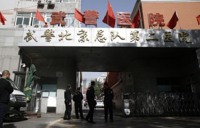 3日上午，武警北京二院贴出停诊通知，宣布暂时停止一切对外服务。（网络图片）