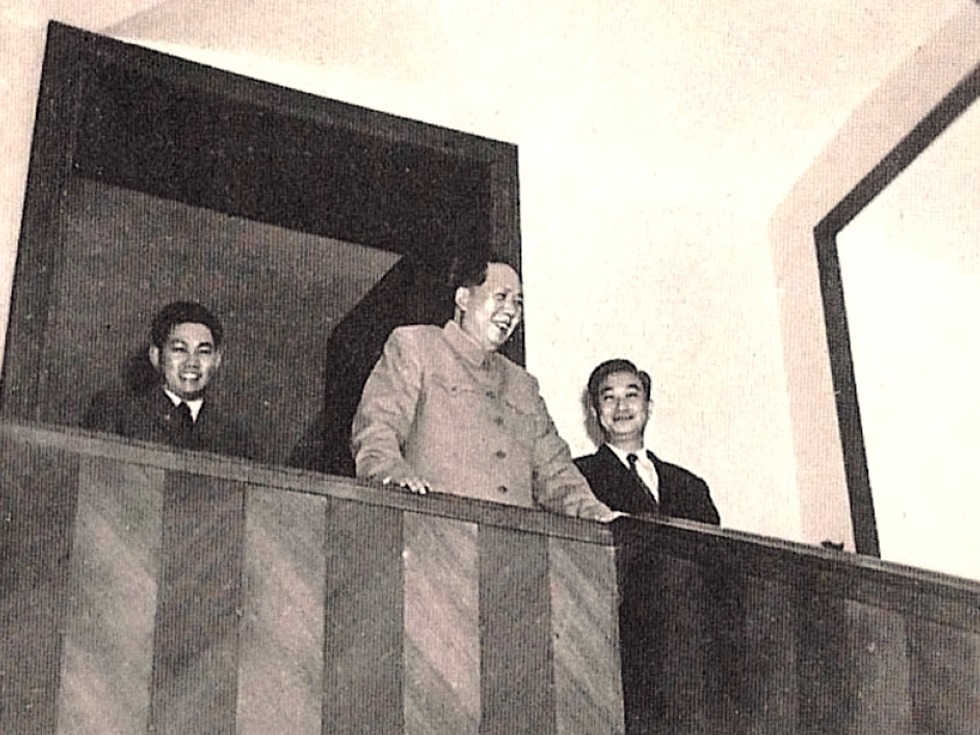 1957年访苏期间，毛泽东与保健医生李志绥等在一起（图源：《毛泽东私人医生回忆录》）