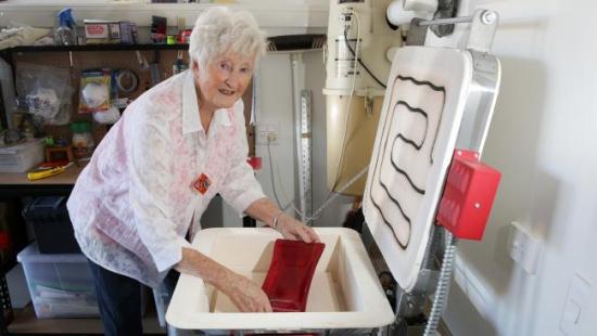 82岁老奶奶爱上玻璃制品自己打造玻璃餐具和饰品