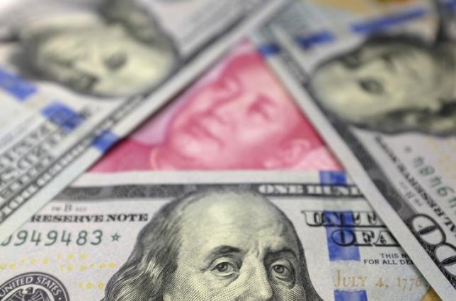 图中为百元面额美元及人民币纸钞。REUTERS/Jason Lee