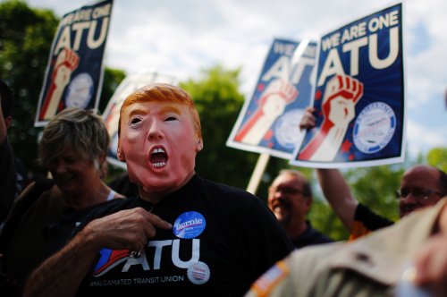 2016年5月19日，新泽西州一名反对川普的选民头戴川普的面具。（Getty Images/看中国配图）
